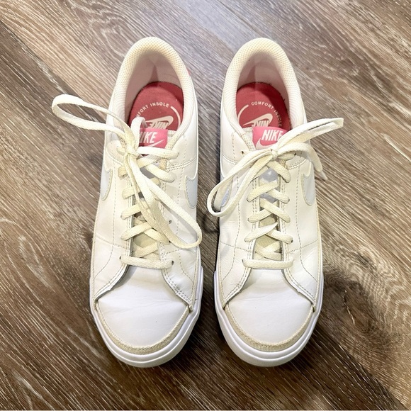 NIKE SNEAKERS (GIRLS SIZE 6.5 OR WOMEN SIZE 8) - Picture 2 of 4